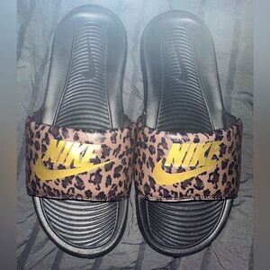 New never worn women’s cheetah print Nike slides size 7